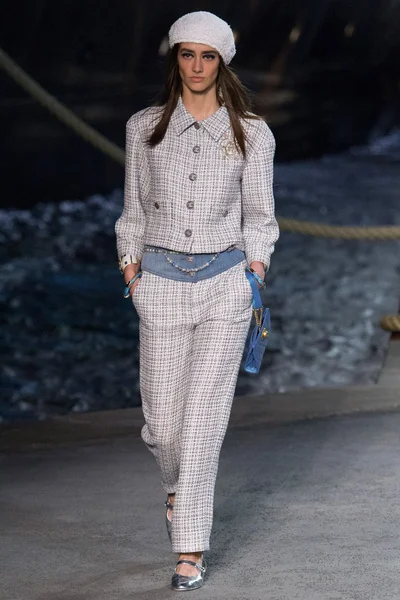 Look 10